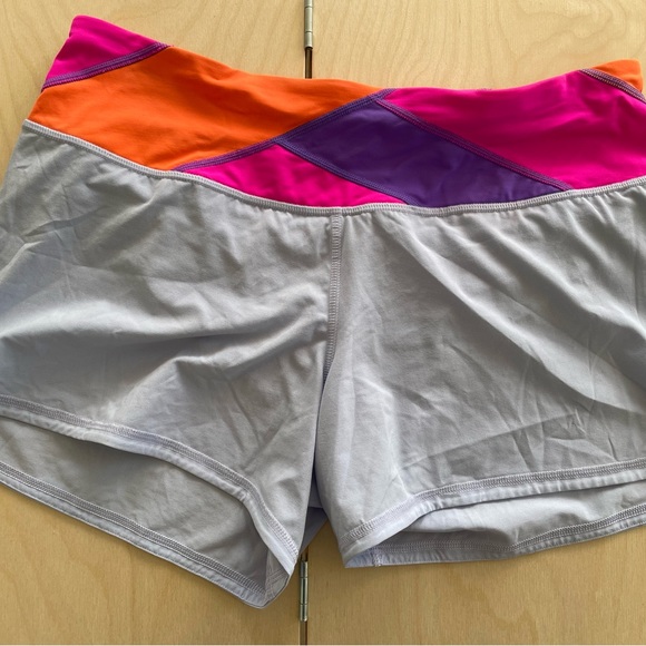 lululemon Cool Breeze Groovy Run Shorts 4.5” Size 10 - Picture 4 of 8